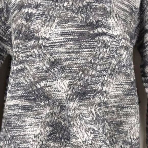 a.n.a Women's V-Neck Sweater light and dark gray marble  Size M (NWT) - Picture 4 of 7